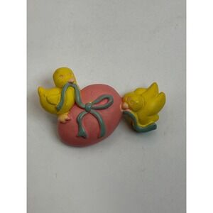Vintage Resin Easter Brooch – Yellow Birds with Pink Heart 80s 90s Novelty Pin